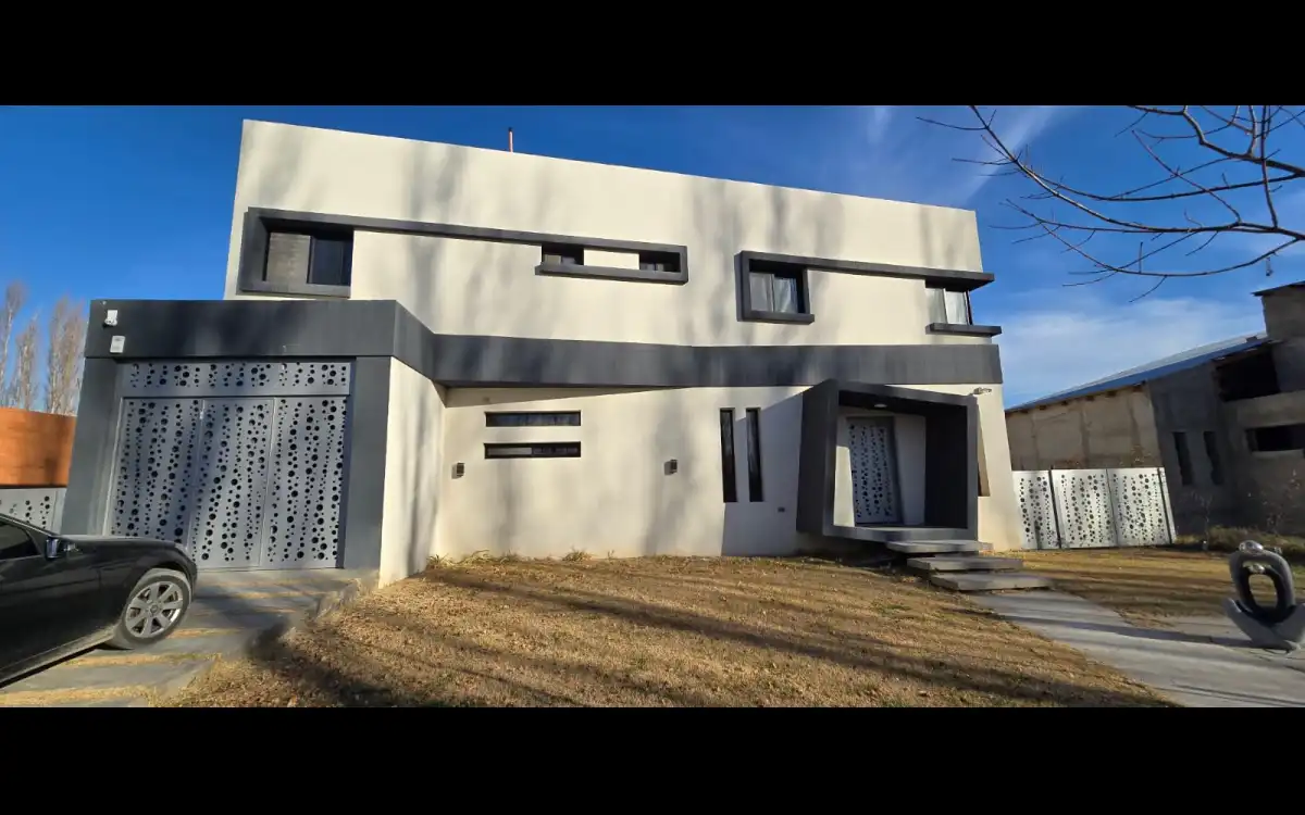 Casa Nivel Gerencial En Barrio Privado
